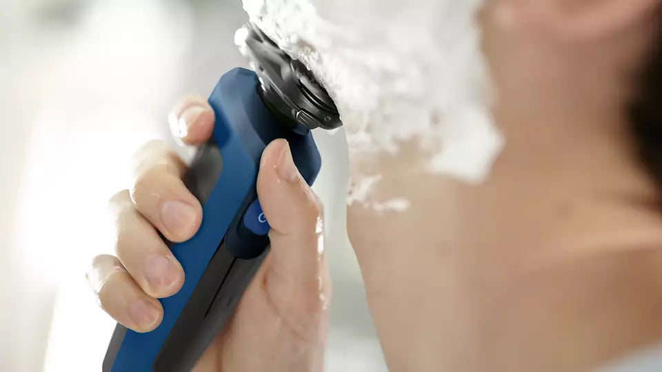 Philips Shaver Series 5000 S5444 with ComfortTech blades, 360° contour heads, ergonomic design, and wet/dry functionality for a comfortable, smooth shave.